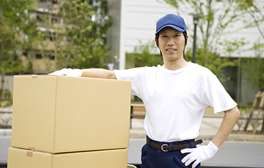 写真：荷物に手をかける配送員