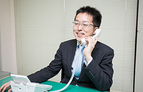 電話をするキョウユウ菊池